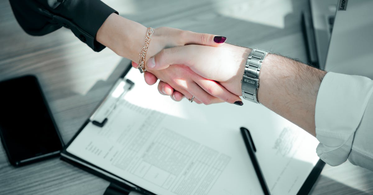 Contract pentru servicii foto-video: ghid complet + clauze obligatorii 2026